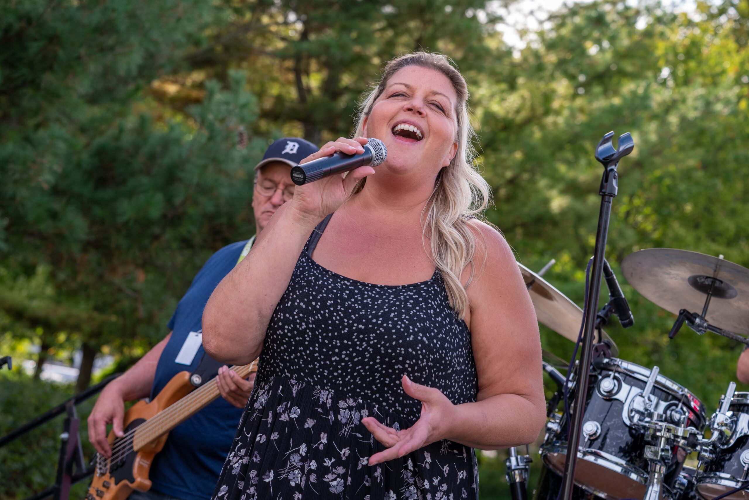Barefoot Blonde keeps Calhoun County dancing